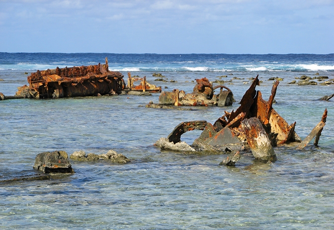 Boat in trouble on the reef
