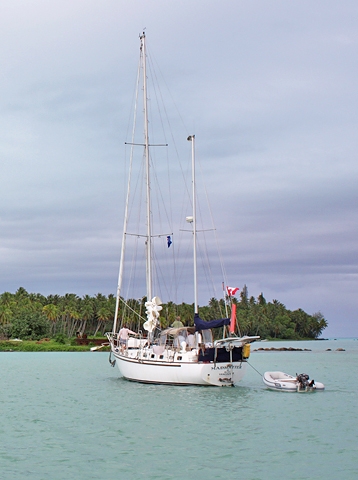Boat arriving at Arutanga