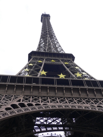 Tour Eiffel aux couleurs européennes