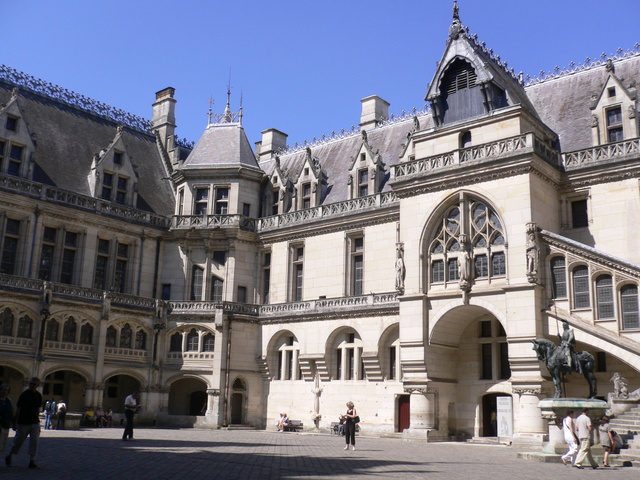 Dans la cour du chateau de Pierrefonds