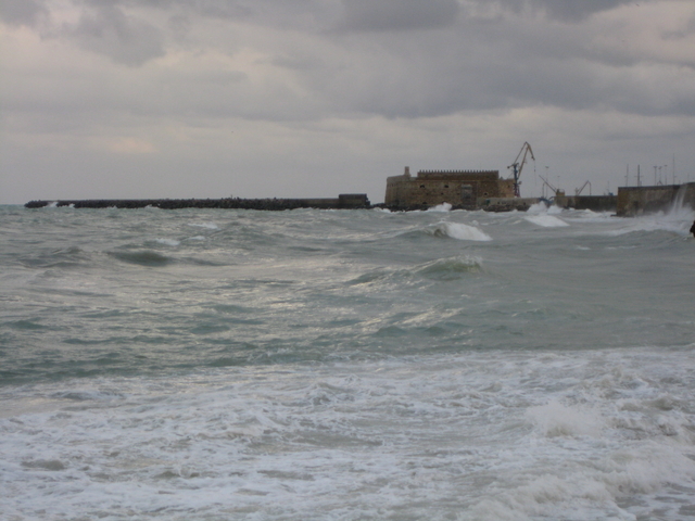 tempête sur le fort vénitien d'Iraklio