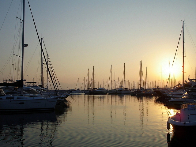 Couché de soleil sur un port près de Saint Raphaël
