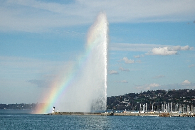 Genève, La jetée des Eaux-Vives avec le jet d'eau