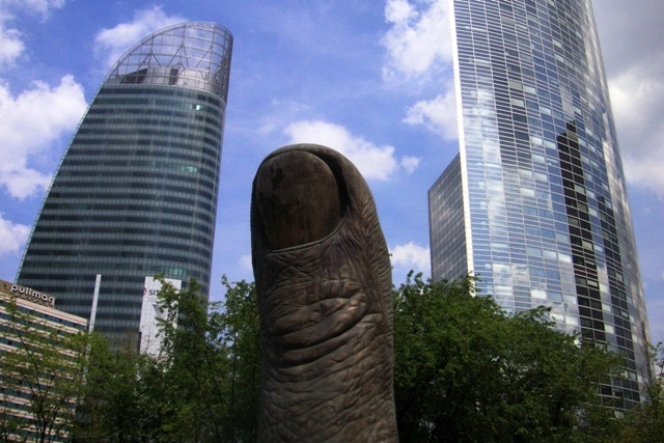 Paris, sculpture "Le Doigt" dans le quartier de La Défense