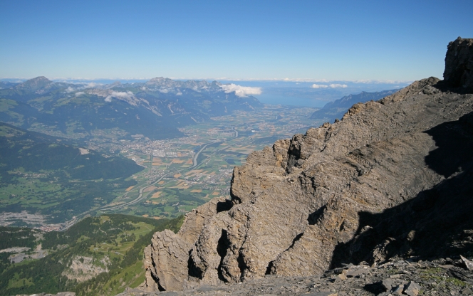 Chablais vaudois et valaisan (au fond le lac Léman)