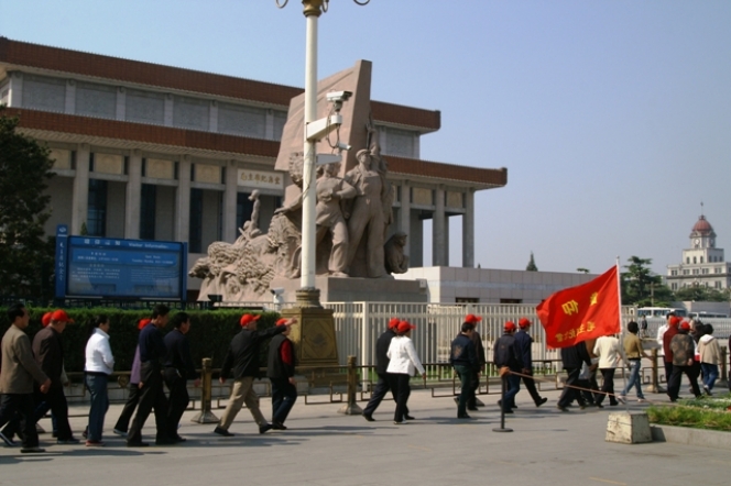 Devant le mausolée de Mao
