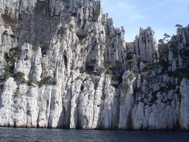 Les dentelles des calanques de cassis vue du bateau